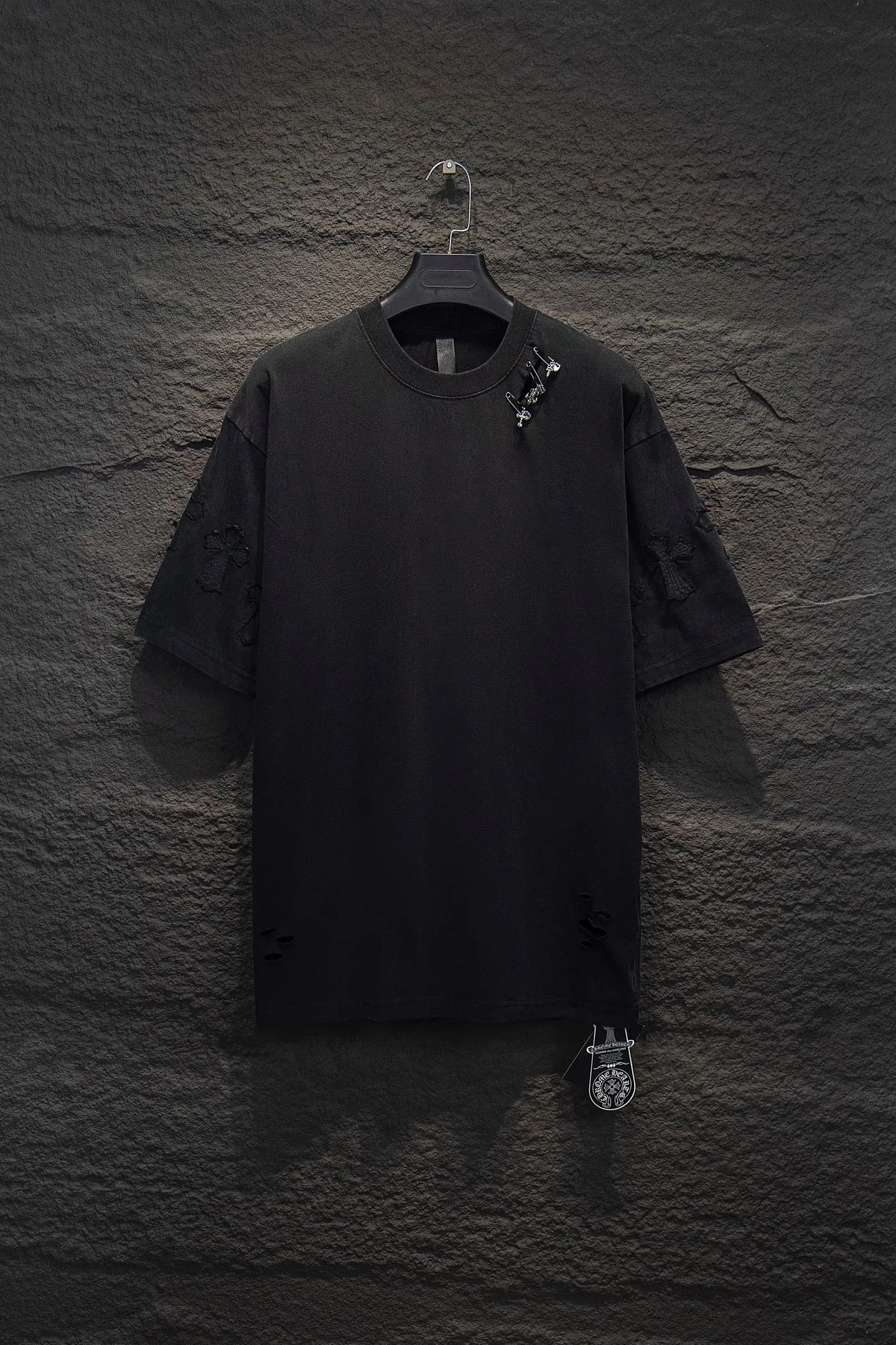 P200 🆕Chrome Hearts os version is really charming and Chrome Hearts is really a must-have. Each season's new version is made to the extreme. It is very practical and can be worn casually. Nice✔️ - ⚠️100% cotton. Made of 32-count double yarn, 260-gram weight fabric and imported knitted carded cotton. The thickness is moderate, drapey and contoured, and the upper body is comfortable! ! It is very tolerant to fat body types and can instantly lose five pounds after wearing it!  Front panel #Back panel Simple elements# The English letters are arranged artistically. Imported Tajima high-density heavy-duty embroidery technology. The font is three-dimensional and full. The letters are embroidered by imported machines after adjusting according to the original details. The thickness is moderate. The hardware is imported hardware accessories. The body is washed, fried and frayed, and hand-made elements are added, which greatly increases the interest of the clothing; unique visual effects. The special fraying effect creates a unique distressed effect. The addition of handmade elements to the body greatly increases the interest of the clothing; it has a unique visual effect. After special fraying effect treatment, a unique distressed effect is formed. An irregular hem is added to the version. This year, Crow Heart is focusing on the version. In the past two years, the oversize version has become the focus of the trend. It has also been a popular staple in the past two years. The change of designers has made this brand an instant hit. The progressive fashion of the times also needs the blood impact of fresh elements and trendy designs in order to continue its glory! It’s stylish both inside and outside, a must-have for high street travel! An absolute "eye-catching style" that can match couples 💏 Color: washed black, fried gray Size: S M L XL